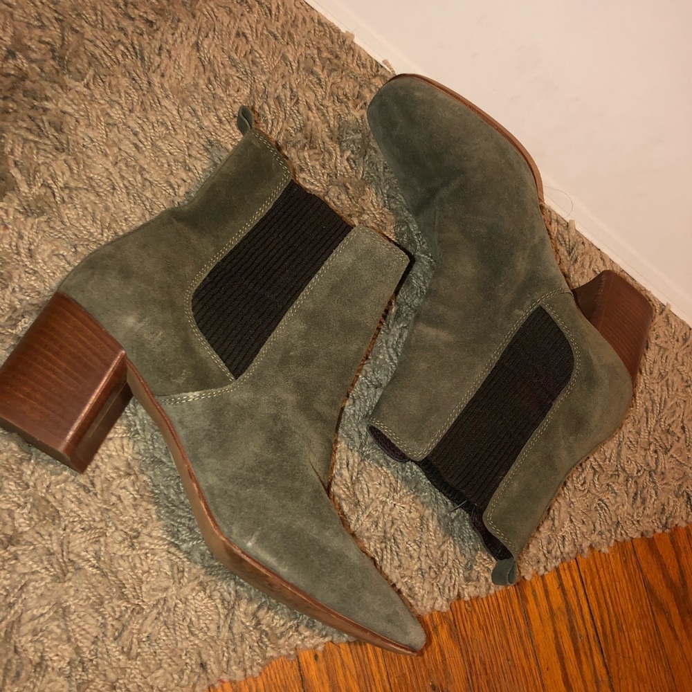 STEVE MADDEN olive authentic suede Chelsea boots